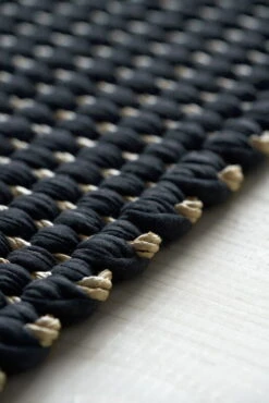 Duetto 1 Teppich, Natur – Schwarz -Günstig Heimdekoration Duetto 1 17101002 colnatural black hand woven 3 detail