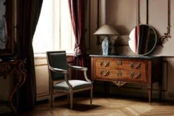 Frama CM-1 Circle Spiegel, M -Günstig Heimdekoration French Embassy circle mirror with chair