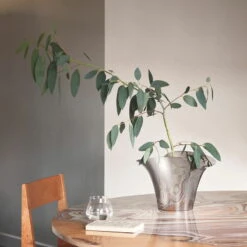 Georg Jensen Bloom Botanica Blumentopf, S, Edelstahl 7 Georg Jensen Bloom Botanica Blumentopf, S, Edelstahl -Günstig Heimdekoration OnModel 10019581 10019580 10019514 10019515 GJ SS22 HOME BLOOM SKY