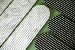 Northern Podium Brett, 90 cm, Marmormischung, Weiß -Günstig Heimdekoration Podium black white closeup landscape Northern ph PO Solvberg High res