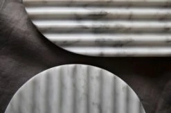 Northern Podium Brett, 90 cm, Marmormischung, Weiß -Günstig Heimdekoration Podium white closeup Northern ph PO Solvberg High res 1