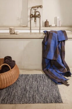 Ferm LIVING Melange Teppich, 60 × 100 cm, Dunkles Marineblau -Günstig Heimdekoration fermLIVING SS22 BraidedBasket FieldRobe image 1