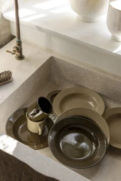 Ferm LIVING Yard Picknick-Set, 8 Stk., Olivgrün 8 Ferm LIVING Yard Picknick-Set, 8 Stk., Olivgrün -Günstig Heimdekoration fermLIVING The Home YardPicnicSet image 1