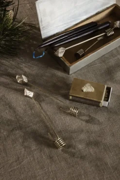 Ferm LIVING Stone Kerzenhalter, 4er-Set, Messing -Günstig Heimdekoration fermLIVING XMAS22 StoneChristmasTreeCandleHolders image 1